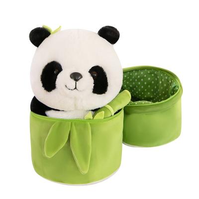 Craquante peluche panda assise à l'intérieur de son étui en forme de bambou.