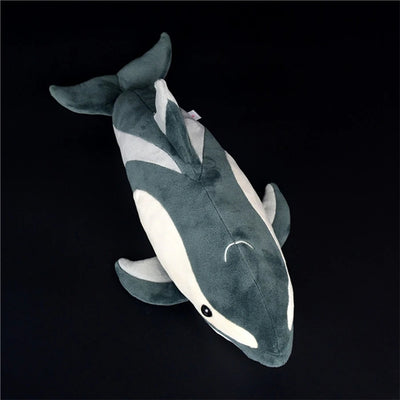 Peluches réaliste, d'un dauphin nageant dans l' océan.