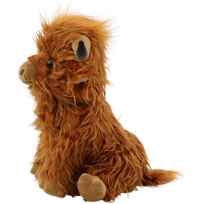 Dans un coin enchanteur d'Animalia, une peluche réaliste de vache Highland Cattle attend avec tendresse d'être câlinée.