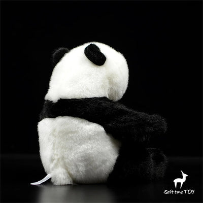 Dans le zoo des Peluches réaliste , un panda géant se tient majestueux parmi ses amis.