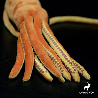 Dans l'océan d'Animalia, la peluche de calamar, d'un réalisme envoûtant, valsent avec grùce au rythme des vagues.