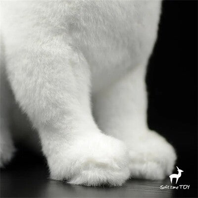 Zoom sur les pattes de la peluche réaliste chat blanc