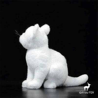 Vue 3/4 avant de la peluche réaliste chat blanc