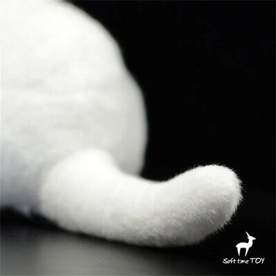 Zoom sur la queue de la peluche réaliste chat blanc