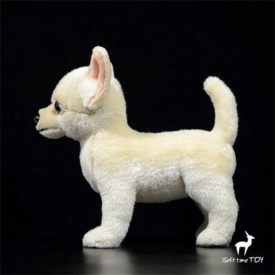 Vue de profil de la Peluche réaliste chien Chihuahua