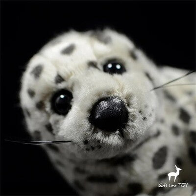 Zoom sur la tête de la Peluche Animalia Réaliste Bébé Phoque Tâcheté