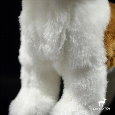 Zoom sur les pattes de la Peluche réaliste chien Saint-Bernard