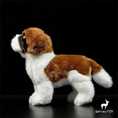 Vue de profil de la Peluche réaliste chien Saint-Bernard