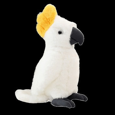 Ses peluches de perroquet, si réalistes, évoquent la beauté colorée des oiseaux des Tropiques.