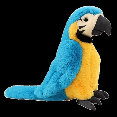 Ses peluches de perroquet, si réalistes, évoquent la beauté colorée des oiseaux des Tropiques.