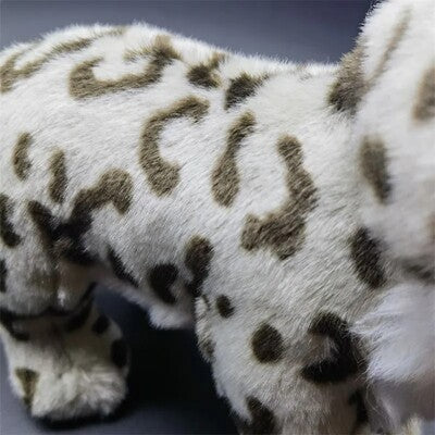 Détail de la fourrure tâchetée de la peluche réaliste Bébé Léopard des Neiges