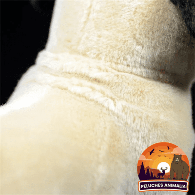 Détail couture dos sur peluche réaliste Carlin