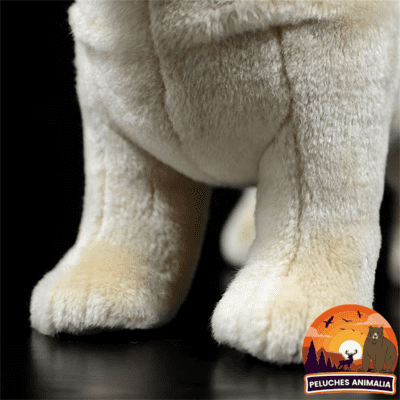 Détail couture patte sur la peluche réaliste Carlin