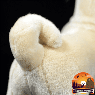 Zoom sur queue en tire-bouchon de la peluche réaliste Carlin