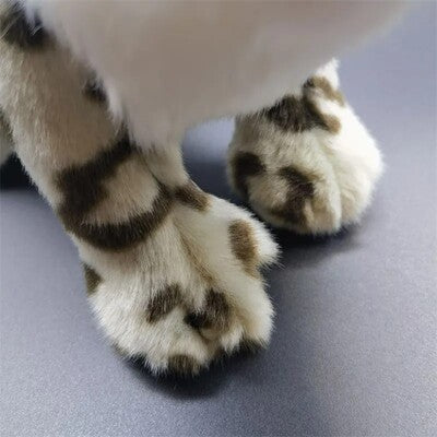 Détail des pattes avants de la peluche réaliste Bébé Léopard des Neiges