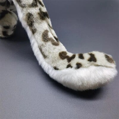 Détail de la queue de la peluche réaliste Bébé Léopard des Neiges
