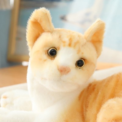 Zoom sur la de la peluche réaliste Chat Mau Arabe à la robe tùchetée