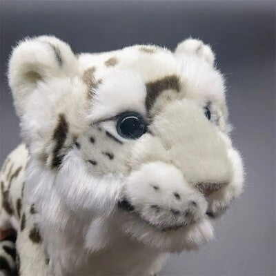 Zoom détail de la tête de la peluche réaliste Bébé Léopard des Neiges