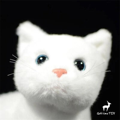 Zoom sur la tête de la peluche réaliste chat blanc